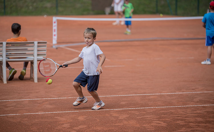 Ein Kleinkind spielt Tennis : Zum Vergrößern auf Bild klicken