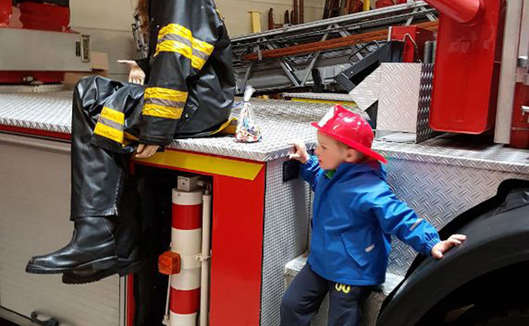 Ein Kind auf einem Exponat des Feuerwehrmuseums: Zum Vergrößern auf Bild klicken
