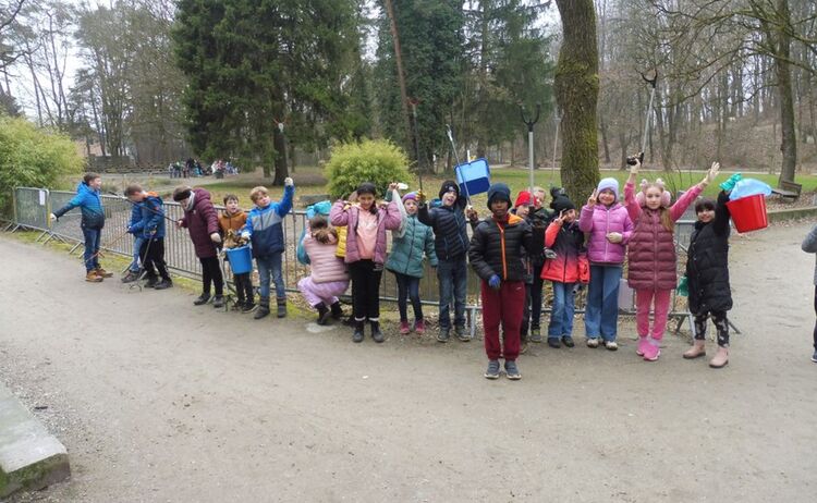 Gruppenfoto der Schüler der Goethe Grundschule beim Rama Dama im Stadtpark: Zum Vergrößern auf Bild klicken