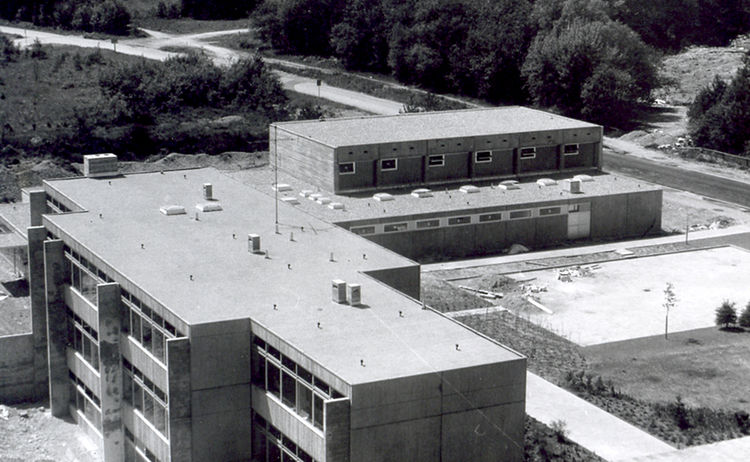 Neubau der Grundschule an der Graslitzer Straße 1970: Zum Vergrößern auf Bild klicken