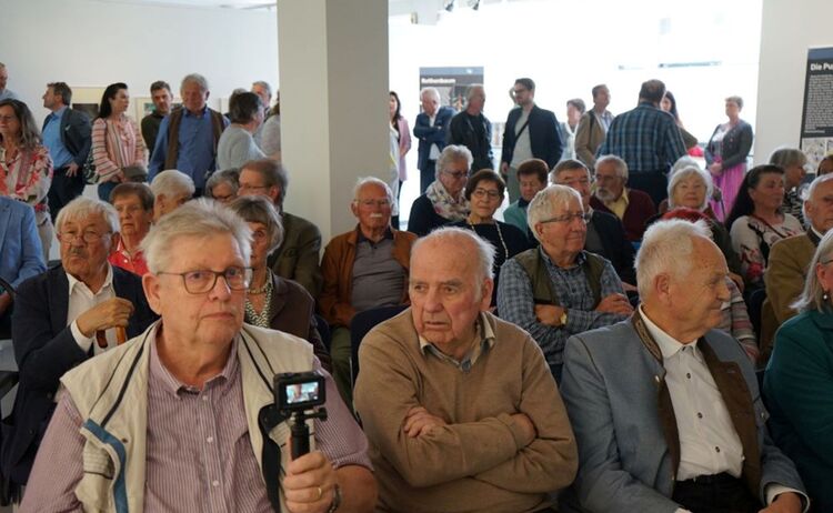 Besucherinnen und Besucher bei der Ausstellungseröffnung: Zum Vergrößern auf Bild klicken