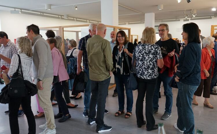 Zahlreiche Besucher bei der Ausstellungseröffnung: Zum Vergrößern auf Bild klicken