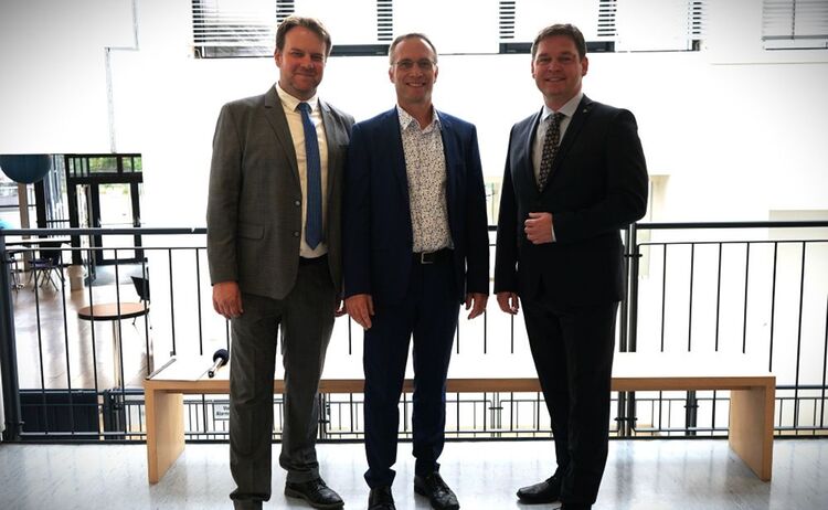 Erster Bürgermeister Robert Pötzsch (Mitte) mit den Bürgermeistervertretern von Česká Lípa Martin Brož (l.) und Jakub Mencl (r.): Zum Vergrößern auf Bild klicken