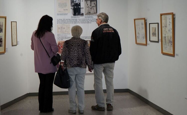 Ausstellungsbesucherinnen und Besucher in der Ausstellung: Zum Vergrößern auf Bild klicken