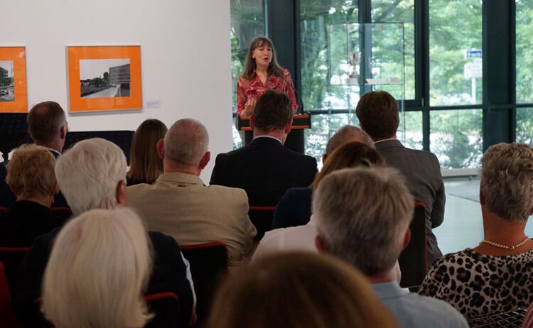 Besucherinnen und Besucher bei der Einführung durch Museumsleiterin Elke Keiper: Zum Vergrößern auf Bild klicken