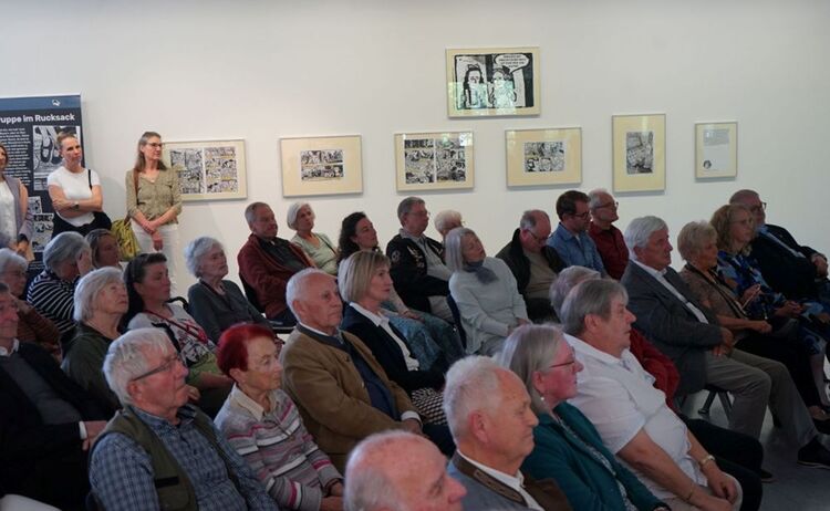 Gäste bei der Ausstellungseröffnung: Zum Vergrößern auf Bild klicken