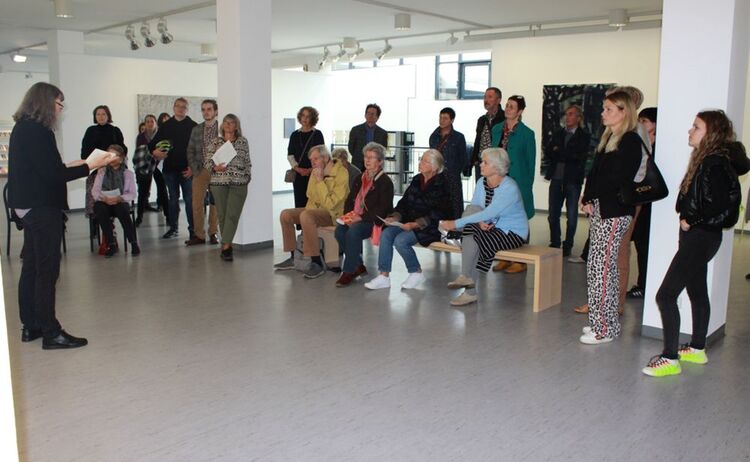  Galerieleiterin Elke Keiper und Besucher bei der Eröffnung: Zum Vergrößern auf Bild klicken