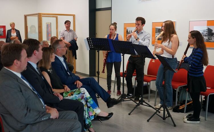 Musikalische Begleitung der Ausstellungseröffnung durch das Flötenensemble der Sing- und Musikschule Waldkraiburg .: Zum Vergrößern auf Bild klicken