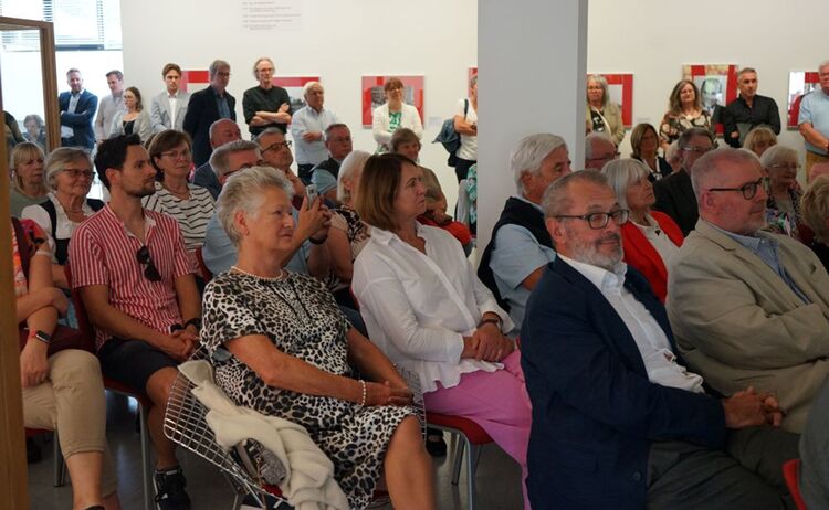 Zahlreiche Besucherinnen und Besucher Eröffnungsansprache.: Zum Vergrößern auf Bild klicken