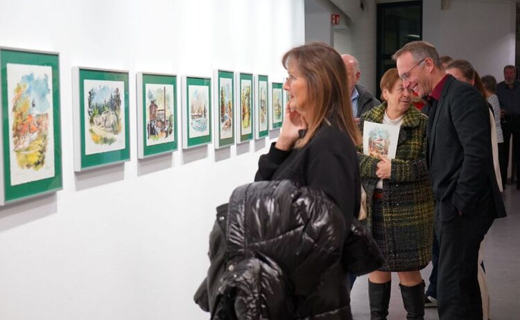 Frau Pötzsch bei Betrachten der Aquarelle im Hintergrund BGM R. Pötzsch im Gespräch mit Ausstellungsbesuchern: Zum Vergrößern auf Bild klicken