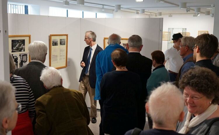 Kurzführung mit Stadtarchivar Konrad Kern durch die Ausstellung: Zum Vergrößern auf Bild klicken
