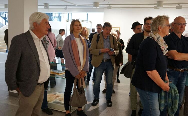 Besucherinnen und Besucher bei der Führung durch die Ausstellung: Zum Vergrößern auf Bild klicken
