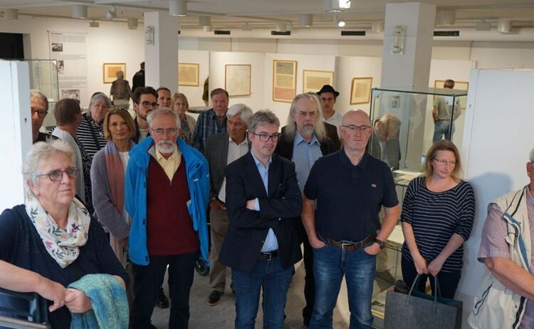 Besucherinnen und Besucher bei der Führung durch die Ausstellung: Zum Vergrößern auf Bild klicken