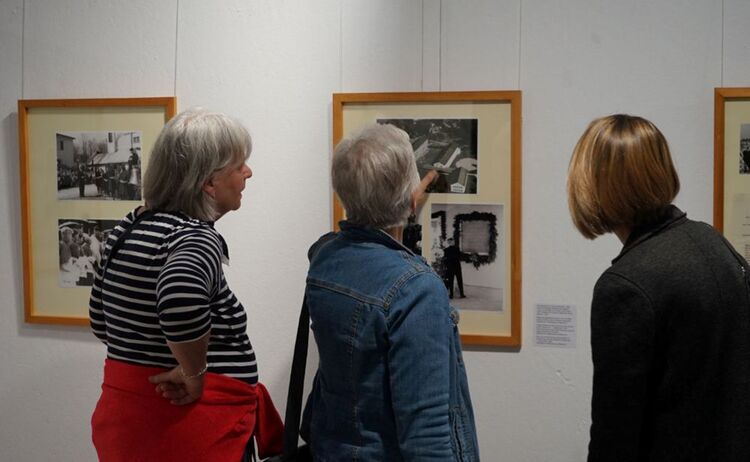 Besucherinnen und Besucher bei der Führung durch die Ausstellung: Zum Vergrößern auf Bild klicken