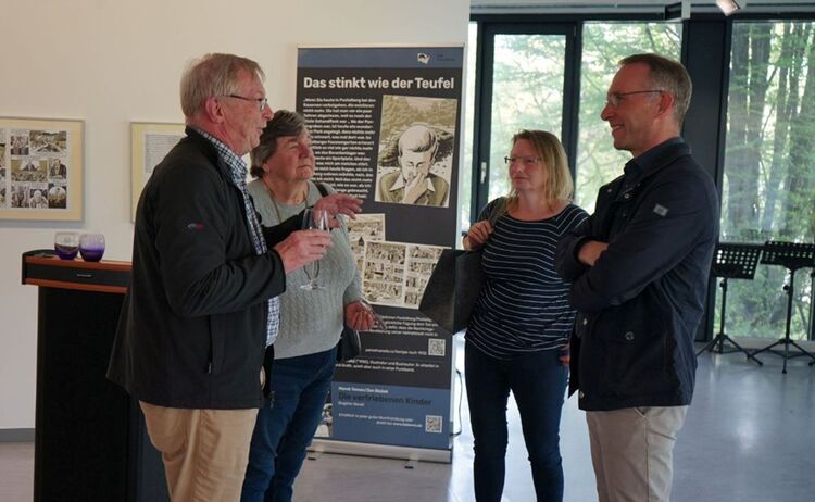 Erster BGM R. Pötzsch im Gespräch mit Ausstellungsbesucherinnen und Besuchern: Zum Vergrößern auf Bild klicken