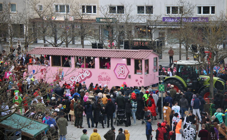 Faschingsumzug 2024 - Ein Wagen mit Barbiebemalung: Zum Vergrößern auf Bild klicken