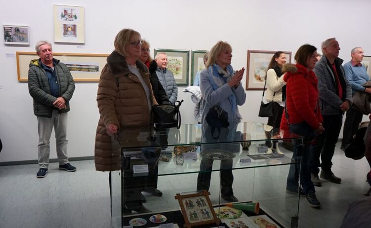 Gäste bei der Ausstellungseröffnung: Zum Vergrößern auf Bild klicken