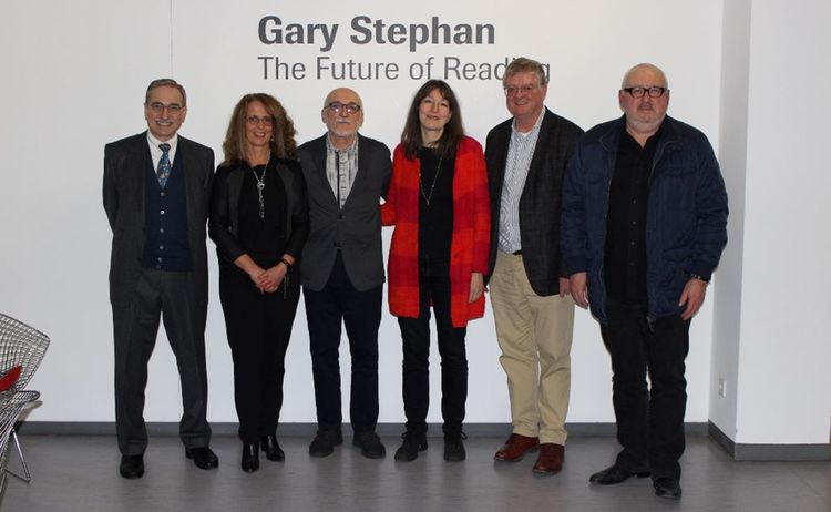 Besucher bei der Ausstellung von Gary Stephan: Zum Vergrößern auf Bild klicken