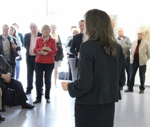 Museumsleiterin Elke Keiper mit Gästen in der Städtischen Galerie-foto