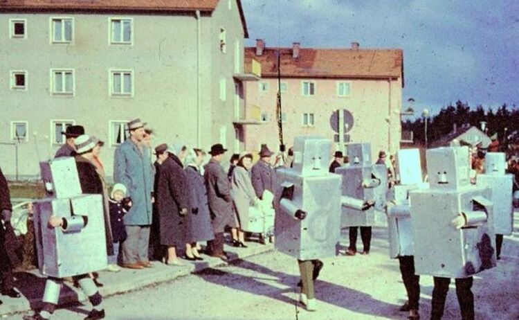 „Roboter“ beim Faschingsumzug durch die Egerländer Straße 1961: Zum Vergrößern auf Bild klicken