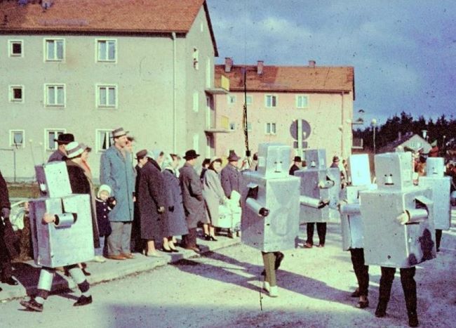 „Roboter“ beim Faschingsumzug durch die Egerländer Straße 1961