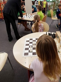 Kinder beim Schachspielen mit den Schachclub Waldkraiburg im Haus des Buches