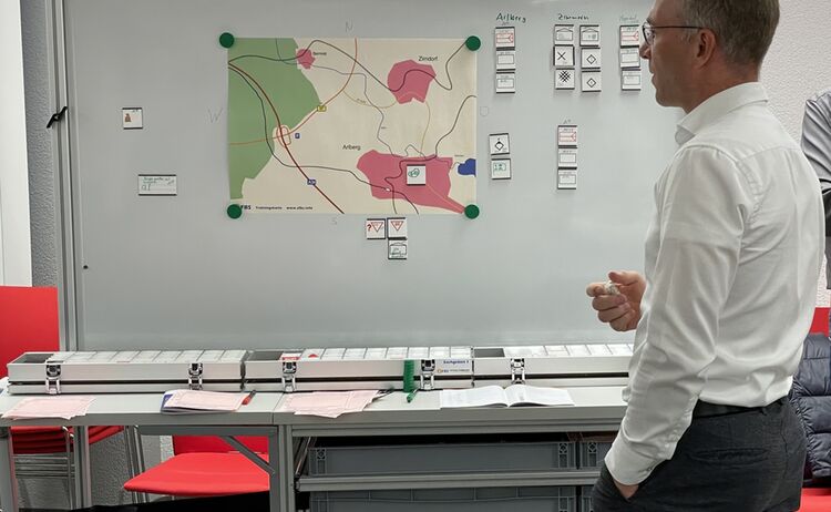 Erster Bürgermeister Robert Pötzsch erläutert die Darstellungen auf dem Whiteboard