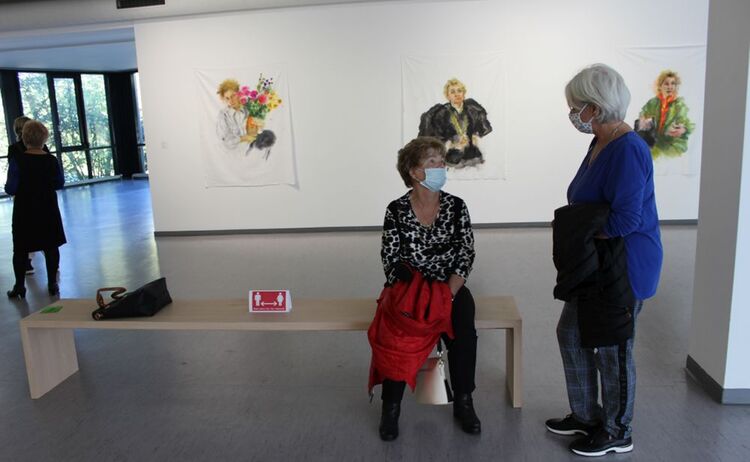 Vernissage Dame auf Bank: Zum Vergrößern auf Bild klicken