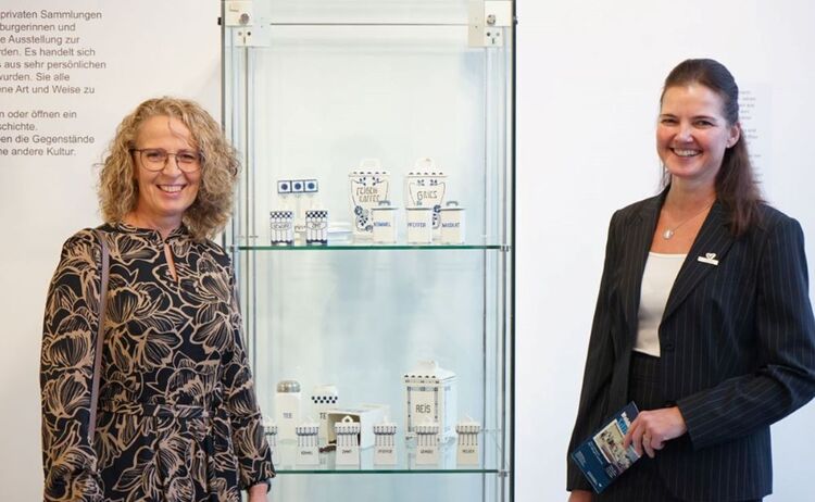 Karin Bressel, Dritte Bürgermeisterin und Lydia Partsch, Kulturreferentin vor der Vitrine mit einer Sammlung von Vorratsdosen, (v.l.n.r.): Zum Vergrößern auf Bild klicken